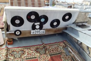 Я в Москве облазил за 8 лет уйму крыш, но вот уехал мой коллега поработать в Питер, так сказать для поднятия качества документации и шлет нам каждую неделю всякие приколы с крыш - честное слово, ну нет такого в Москве.