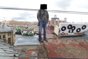 Я в Москве облазил за 8 лет уйму крыш, но вот уехал мой коллега поработать в Питер, так сказать для поднятия качества документации и шлет нам каждую неделю всякие приколы с крыш - честное слово, ну нет такого в Москве.