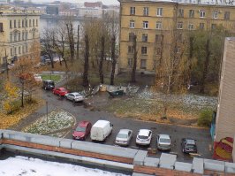 Я в Москве облазил за 8 лет уйму крыш, но вот уехал мой коллега поработать в Питер, так сказать для поднятия качества документации и шлет нам каждую неделю всякие приколы с крыш - честное слово, ну нет такого в Москве.