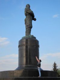 Памятник Чкалову фотают обычно с другого ракурса:-)
А вообще, красивый город. Жил там 6 лет.