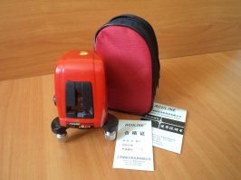 Пузырьковый уровень бесполезен - не тратьте деньги. 
Самовыравнивающийся покупал за $31 (правда тогда доллар стоил где-то 32 руб.) - для бытовых целей - самое то.