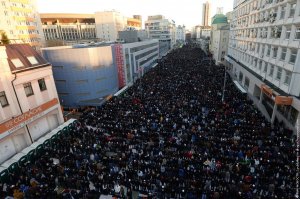 У нас тоже есть молящиеся на дороге, вот, хоть сейчас в журнал.