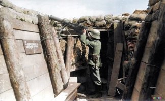 на поясе так называемый "парадный" штык нож к карабину к-98. Даже с темляком. Имею такой в коллекции производства Paul Seilheimer Solingen