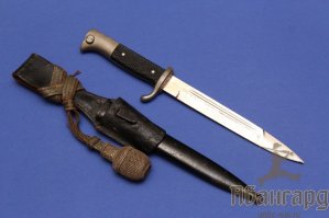 на поясе так называемый "парадный" штык нож к карабину к-98. Даже с темляком. Имею такой в коллекции производства Paul Seilheimer Solingen