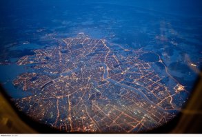 Питер. Не уверен, что со спутника. Но для самолёта высоковато (кажется).