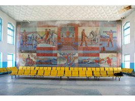 Мне тоже такие советские  мозайки на стенах  нравятся, есть в них что-то, тёплое из прошлого, незнаю как объяснить.  Эта мозайка внутри вокзала на станции Чарск, Восточный Казахстан. В 2011 сидел на этом вокзале, разглядывал, в живую вообще интересно смотриться на большой стене маленького вокзала.