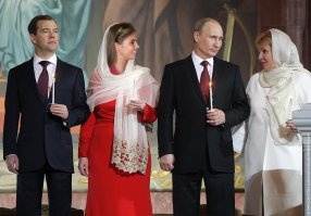 Автор, бедолага, гуглем пользоваться разучился? Состояние Абрамовича не смог прогуглить?   А про Людмилу Путину чего не написал? Жена миллиардера как-никак, хоть и бывшая. Ну или Кабаеву хотя бы упоминул, или Димусика Медведева - кто там сейчас у Вовки жена?
