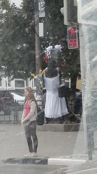 Блин так поржали! Хотелось бы еще увидеть остальные наряды!:)