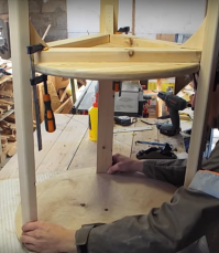 всё ок, но я не понимаю одного, 
зачем для таких красивых столов использовать убогую древесину???
неужели так сложно найти древесину без сучков и сколов?