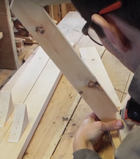 всё ок, но я не понимаю одного, 
зачем для таких красивых столов использовать убогую древесину???
неужели так сложно найти древесину без сучков и сколов?