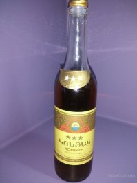 Пробка такого типа (сперва она была с "козырьком") называлась "кепка", применялась на т.н. коньячной бутылке (отличалась от пивной более длинным горлышком под пробку-затычку на дешевых и корковую на дорогих). Затем её стали лепить на все дешевые напитки подряд. После убирания "козырька" "кепка" стала называться "бескозыркой"