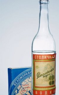 Пробка такого типа (сперва она была с "козырьком") называлась "кепка", применялась на т.н. коньячной бутылке (отличалась от пивной более длинным горлышком под пробку-затычку на дешевых и корковую на дорогих). Затем её стали лепить на все дешевые напитки подряд. После убирания "козырька" "кепка" стала называться "бескозыркой"