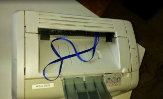 У тёти с бухгалтерии: "Бумажка застряла", прихожу и вижу ЭТО.... лучше бы бейдж на шее висел и задушил бы к чёртовой матери эту дуру.
"Пользователи делятся на дятлов и туканов! Тукан это тот же дятел, только клюв мощнее!"