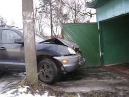 далеко ходить не надо как то уехал на работу .приезжаю вечером.хренак столб стоит.4 года добивался чтоб его перенесли ироды поганые.еле протискивался в гараж.
PS. это я не в столб въехал.просто другой приличной фотки со столбом нету ;) а так машина починена и продана уже как 4 года