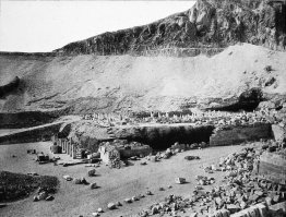 храм Хатшеспут на сегодняшний день  - уродливый 
бетонный новодел, сотворенный поляками во второй половине 20 века, значительно разрушивший настоящие руины храма.
вот реальное фото развалин. можете судить, что было попросту построено на этом месте.