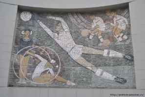 Стадион Юных пионеров, Москва - большие панно по бокам ограды. Всё детство мимо ходила:) К сожалению, реставрация требуется значительная...