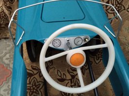 В моей первой машине 75-го года выпуска тоже с водительского дорога просвечивалась местами, если коврики поднять.)