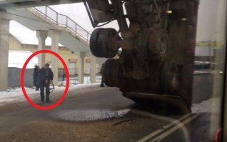 У самопроизвольно поехавшего Камаза самопроизвольно поднялся кузов... водила не причем, с рулем вообще в баре сидел...