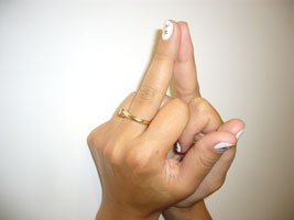 Мудра Шапка Шакья-Муни
Мудра помогает при патологиях головного мозга.