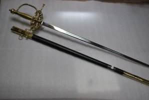 Ну тут вопрос подлежащий широкой дискуссии, сам материаловедение не понаслышке знаю, два курса вбивали, потом руками проходил. Тут три мнения и все неправильные: снижение веса, увеличение жёсткости и чтобы "кровь в ране не закусила, кровосток". По последнему пункту не буду комментировать вовсе, я вообще не помню, чтобы нож в мясе застрял хоть с кровостоком, хоть без, вот в сыре запросто, даже кованый. Думаю дело было так, моя версия, что там написано в статье, это так, расхожее мнение. Металл был страшно дорогой, поэтому при удлинении меча и получении проспаты, в дело пошла форма бронзового меча науэ, а там дол имелся, как раз для облегчения. Железные мечи это восприняли, а потом транслировали далее на сталь, но там был другая история - хрупкая цементитная сталь лезвий. Чтобы избежать слома клинка начали делать его везде составным - железная мешанина или скрученная в спираль стальная и железная проволока или сендвич стале-железный многократно проковывался и составлял сердцевину, заменяющую современную перлитную сталь типа 20 или 40. Это домаскинаж, который все считают офигенным качеством, а так это вынужденная мера, дамасские сабли у нас на морозе разлетались стеклом. Тут они хотели получить хладноломкость клинка и пластичность, это давало при тех материалах и качестве сырья только составная конструкция и муторная проковка. Затем наваривали лезвия, из очень плохой стали 60х или даже ещё хуже, это уже позднее средневековье. Поэтому здесь дол служил скорее не жёсткости клинка (многие путают термины, для широкой публики лучше не умничать), а гибкости, пластичности и возможности к возврату формы, приданной после отпуска. Хорошую спату можно было обернуть вокруг пояса, у меня цельностальной каролинг из 60х, так его в кольцо согнуть можно. С уходом составного клинка долы становились меньше, менее функциональны и на поздних шпагах или саблях их нет или они зачаточны, потому как качество исходного материала стало на порядок лучше. Сейчас на этом спекулируют реконструкторы, дол для современного качества меча не нужен никак, но он историчен и его делают. Поэтому дол уменьшает вес точно, даёт клинку гибкость и пластичность, затрахивает кузнеца, удорожает изделие. просто это связано со стилем боя - спаты под рубящей удар, должны быть гибкими, а например римская спата не имела дола, потому как колющая в основном, то же почему на лёгких мечах-шпагах сначала был дол, для рубки, а потом исчез с преимущественно колющей техникой. Поэтому тут гуманитарный термин жёсткость, следует понимать как пластичность или эластичность и прочность. А так, это лишь моё мнение, однозначного мнения нет ни у Окшота, ни у Кирпичникова, куда уж мне.