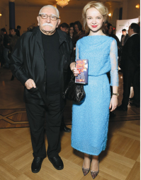 В маразм впал дедушка, на "внучке" женился...