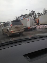 На МКАДе, кстати, в Москве который, в крайнем левом ряду постоянно какая-то херота с гибелью людей происходит, в основном из-за еб..нутейших дорожных работ. То блоки бетонные поставят. То в самый час пик дол..боебы пустят поливайки мыть ограждение и дорогу; то в дождь разбрасывают песок с камнями вперемешку, что хрен заметишь. Понятно, что нужно гонять поменьше, но от ремонтников вреда немало. Через опу потому что все. 
А вчера фура с печенюшками опрокинулась - пробка адская получилось. Еду со скоростью 1 км в сто часов, смотрю и радуюсь: как в армии - стоит 9000 человек гайцов, мчсовцев, работяг коммунальщиков, и смотрят, как один таджик убирает весь вселенский мусор игрушечным совком в мусоровоз.