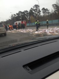 На МКАДе, кстати, в Москве который, в крайнем левом ряду постоянно какая-то херота с гибелью людей происходит, в основном из-за еб..нутейших дорожных работ. То блоки бетонные поставят. То в самый час пик дол..боебы пустят поливайки мыть ограждение и дорогу; то в дождь разбрасывают песок с камнями вперемешку, что хрен заметишь. Понятно, что нужно гонять поменьше, но от ремонтников вреда немало. Через опу потому что все. 
А вчера фура с печенюшками опрокинулась - пробка адская получилось. Еду со скоростью 1 км в сто часов, смотрю и радуюсь: как в армии - стоит 9000 человек гайцов, мчсовцев, работяг коммунальщиков, и смотрят, как один таджик убирает весь вселенский мусор игрушечным совком в мусоровоз.
