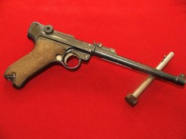 даже на фото, если предположить шо то кобура а не приклад, то он туда просто не поместится.
вот Вам оба варианта. охотник и артилерист. сравнивайте.
на охотника ссылочку поищу