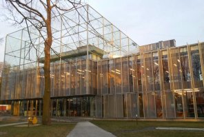 =Вольштын это такая польская дыра= ну предположим если город не большой-на него всегда будет указатель не за 100 км, а при подъезде. В Вольштыне живет всего 13,5 тысяч населения и дырой вы поспешили его назвать ) Чистый, ухоженный в котором кипит жизнь)  В небольшом  городе функционирует с 2006 года завод мирового концерна Firestone - производит в основном для экспорта амортизаторы для автобусов и грузовых автомобилей, большой завод по переработке фруктов и овощей, мебельная фабрика, завод металлических аксессуаров с основным упором на экспорт- замки, металлические профили используются в мебельная промышленности и металлообработке. И кстати в Вольштыне огромное кладбище советским воинам-тоже ухоженное