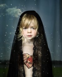 Дети – это ласка, искренность и дружба.
Спорят понарошку, любят так всерьёз.
С ними нам лукавить, прятаться не нужно -
Детскими глазами видно нас насквозь.