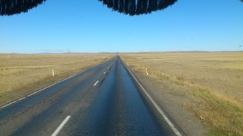 Вот ехали в Россию из Казахстана!Алматы-Астана-Кустанай через Троицк Челябинск-Миас-Уфа-Самара-Пенза-Тамбов-Воронеж-Курск!!!НА ФУРЕ зятёк тащил наш домашний скарб и меня заодно!Почти 5к километров!!7 ДНЕЙ!!!Теперь сильнее уважаю мужиков дальнобоев !это пипец полный!!!Вот дорога по Казахстану почти весь путь такая.По России веселее  лесочки,горки,речки.