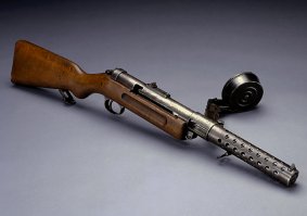 К "артелеристу", ещё, "шел" в комплекте барабанный магазин. Уж не помню на сколько патронов. Эти магазины потом изымали для МП18. На фото