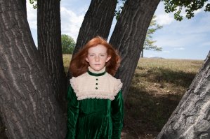 вот еще рыжики этого фотографа - действительно, безрадостные, но всё равно  на детей приятно смотреть, даже на серьёзных. 

Гугл подсказал, что та же самая женщина делала  серию фотографий девушек-военных в форме и дома (последняя фотография). Если кто помнит этот пост, там тоже девчонки были унылые. Может, ей интересно экспериментировать - ведь в Нидерландах в основном позитивные и улыбчивые люди, даже непривычно видеть такое количество кислых лиц :) Кому интересно гуглить по Vivian Keulards