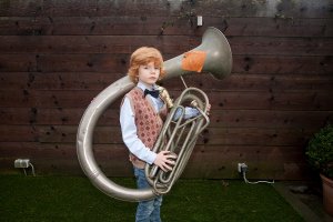 вот еще рыжики этого фотографа - действительно, безрадостные, но всё равно  на детей приятно смотреть, даже на серьёзных. 

Гугл подсказал, что та же самая женщина делала  серию фотографий девушек-военных в форме и дома (последняя фотография). Если кто помнит этот пост, там тоже девчонки были унылые. Может, ей интересно экспериментировать - ведь в Нидерландах в основном позитивные и улыбчивые люди, даже непривычно видеть такое количество кислых лиц :) Кому интересно гуглить по Vivian Keulards