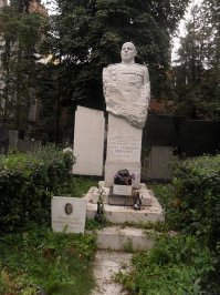 Любопытно. А почему нет на груди медали "За оборону Сталинграда"? Потерял? Кстати на бюсте тоже ее нет. Ну, то что не все награды зарубежные носил - это понятно, так часто бывает. Но этой почему нет - вопрос.