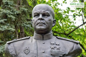А что это за октябрятский значок у него на правой стороне груди? Может кто подскажет. Что-то не помню таких...