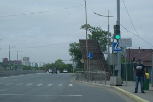 Владивосток... у самосвала кузов на ходу поднялся, балку перехода сдвинул - вот её и убрали. Сейчас там рядом торговый центр строят, переход резко начали восстанавливать.