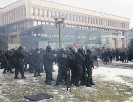 Вильнюс 2009 митинг возле парламента, митинг против ЕС и ситации в стране.

Стреляют резиновами пулями, по скольку 21 век все снимают на телефон, пострадали 151 человек.