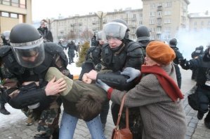 Вильнюс 2009 митинг возле парламента, митинг против ЕС и ситации в стране.

Стреляют резиновами пулями, по скольку 21 век все снимают на телефон, пострадали 151 человек.