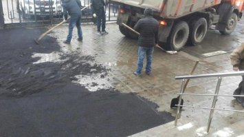 Это что бы плитка не подымалась?Что поверх неё асфальт кладут,именно кладут.