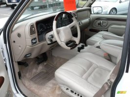 Да сколько можно уже дергать за хвост мертвого осла, пытаясь прослыть умником и экспертом говоря про дверные ручки Логана?! Не желание сэкономить на ручках, а скорее уж блеснуть дизайнерской фишкой с закосом под luxury! Примеры? А пожалуйста:примерно тогда, когда на рынок вышел Логан, был у меня Эскалейд и каково же было мое удивление, когда вызвав такси я обнаружил, впервые садясь в новенький Логан, что ручки дверей в нем сделаны точно как на моей машине) Да-да, именно Кадиллак)