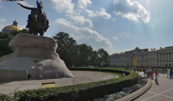 Не знаю насчет остальных, но это фото не из Москвы. Это Питер, около Медного всадника.