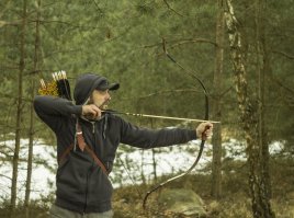 Арбалет не лучше :). Арбалет и лук абсолютно разные, за исключением того, что и там и там для выстрела используется мускульная энергия человека, накопленная в деформации плеч.
Стрельба из арбалета - как стрельба из винтовки, 1 в 1... А стрельба из традиционного лука, безо всяких прицельных приспособлений, это соооовсем другое, это кайф, когда ты стреляешь в мишень интуитивно. Смотришь в точку, куда хочешь попасть, и выпускаешь туда стрелу...

Надо, пожалуй, запилить пост об изготовлении традиционного лука. Вот пара снимков моего кайфа... Луки сделал сам...