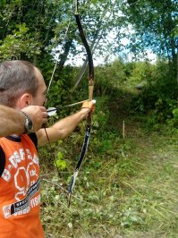 Арбалет не лучше :). Арбалет и лук абсолютно разные, за исключением того, что и там и там для выстрела используется мускульная энергия человека, накопленная в деформации плеч.
Стрельба из арбалета - как стрельба из винтовки, 1 в 1... А стрельба из традиционного лука, безо всяких прицельных приспособлений, это соооовсем другое, это кайф, когда ты стреляешь в мишень интуитивно. Смотришь в точку, куда хочешь попасть, и выпускаешь туда стрелу...

Надо, пожалуй, запилить пост об изготовлении традиционного лука. Вот пара снимков моего кайфа... Луки сделал сам...