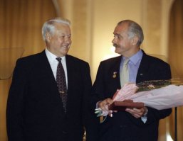 Он и Бориса одобрял, после его прихода к власти.
Что то в духе...России нужен мужик, а Борис Николаевич именно такой