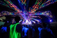 длина примерно 60 метров,
Высота 15
ОЧень очень впечатляююще!)
и вот одна из сцен.
+ очень насыщенная культурная программа.
Лес, ручьи, река, 5 дней и ночей,
6000 человек...