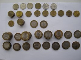 Вот моя коллекция.
Собирается по случаю, специально ни за чем не гоняюсь :). Даже Полярного было много, разрешил жене на автобус потратить :), тем не менее он всё-равно лидирует из маленьких десяток.
Из больших много республики Бурятия и Юрьевец, но с большим отрывом лидирует Соликамск. Помнится, чуть ли не каждый день по монетке домой приносил, как сейчас Полярный.