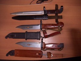 Штык-нож АК и СВД разные. У СВД клинок длиннее (за исключением болгарской версии штыка АК) и другая форма рукояти/крепления. Мы в училище стояли на тумбочке со штыками от СВД (а в оружейке были только АК) Так что, дебаты о разнице между штык-ножами тогда были предметны. 
Вот два фото - на одном пара штык-ножей СВД, на втором три варианта штык-ножей АК. Почувствуйте разницу :)