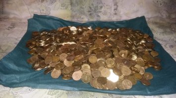 Хо! мы тут копилку лягушку разбили недавно) оказалось чуть больше 20к... правда загнать целый пост я что-то и не думала )))) видимо зря. это же такое событие)
вот наше "сокровище"