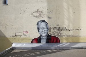 "Брат" снят в Питере.. именно поэтому я не запостил граффити с изображением Сергея Бодрова.. тут явный ответ напрашивается..
ну и ещё раз - эти изображения всяко лучше обычной писанины на стенах.. на это хотя бы приятно смотреть..
зы
осоенно великое влияние на становление науки и культуры в Питере повлиял вот этот господин..
только не надо пыжиться и притягивать за уши надуманный ответ с пространными измышлениями..)))